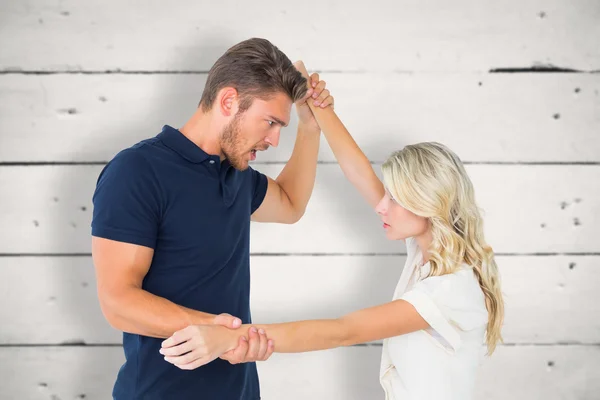 Boze man overweldigend zijn vriendin — Stockfoto