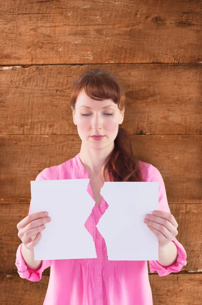 Kobieta trzyma rozdarty arkusz papieru — Zdjęcie stockowe