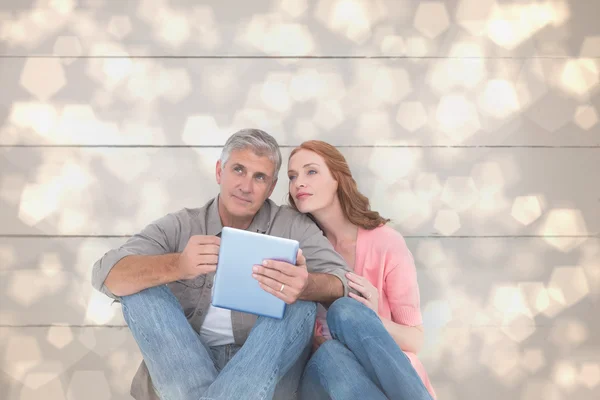Casual couple sitting using tablet — Stock Photo, Image