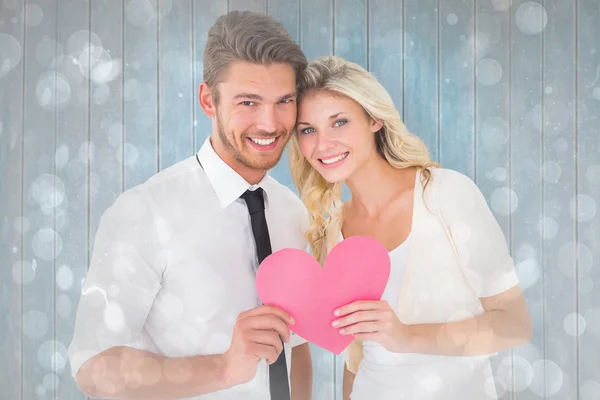 Casal segurando coração rosa — Fotografia de Stock