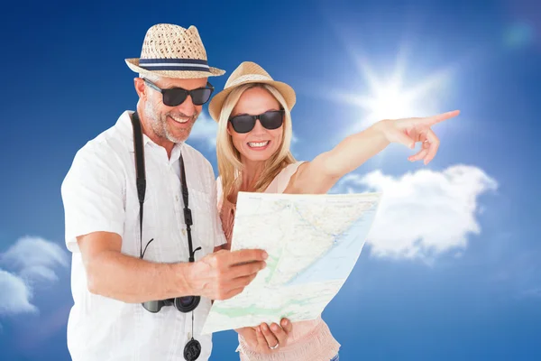 Tourist couple using map and pointing — Stock Photo, Image