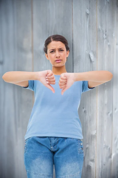 Mooie brunette duimen neer geven — Stockfoto