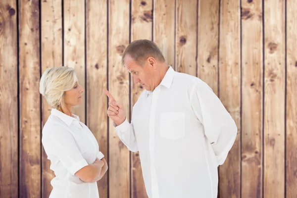 Boze man wijzend op zijn partner — Stockfoto