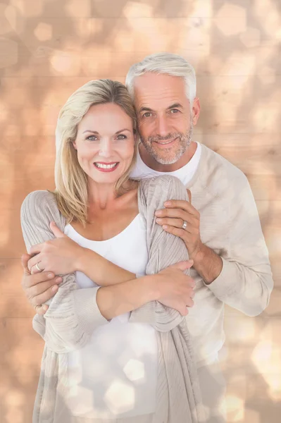 Gelukkige paar staande en knuffelen — Stockfoto