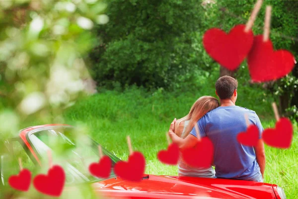 Coppia ammirando la natura appoggiata alla cabriolet — Foto Stock