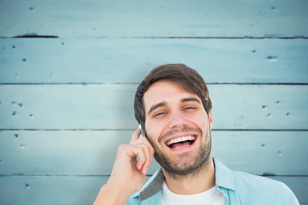 Glücklicher Gelegenheitsmensch telefoniert — Stockfoto