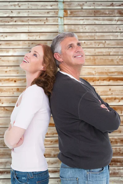 Pareja casual sonriendo y mirando hacia arriba — Foto de Stock