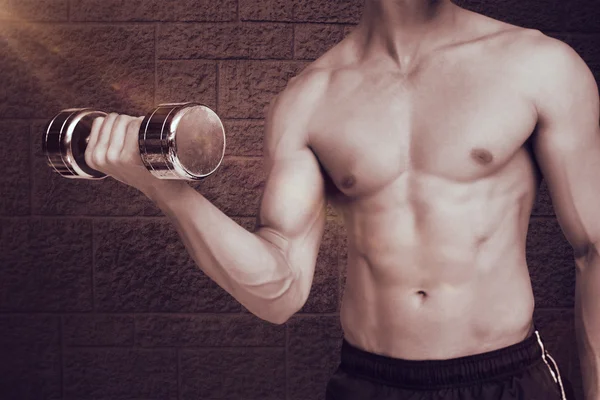 Ajuste homem sem camisa levantando halteres — Fotografia de Stock