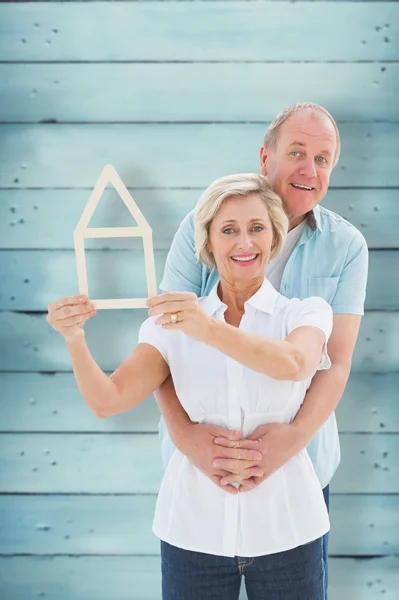 Lyckliga äldre par håller hus form — Stockfoto