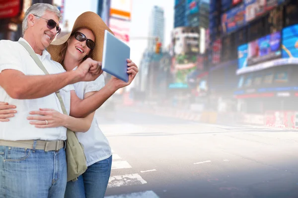 Couple taking photo against new york street — Stock Photo, Image