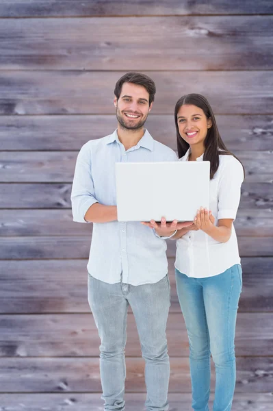 Genç çift onların laptop holding — Stok fotoğraf