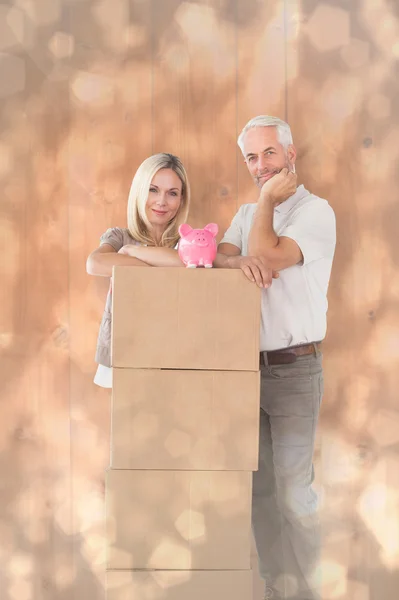 Paar leunend op stapel Verhuisdozen — Stockfoto