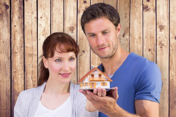 Paar houden een model huis — Stockfoto