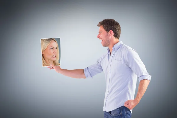 Hombre sosteniendo foto de mujer enojada — Foto de Stock