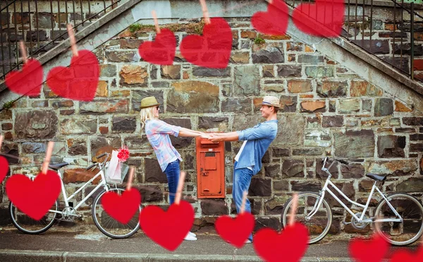 Couple dansant au mur de briques avec leurs vélos — Photo