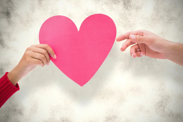 Pareja sosteniendo un corazón — Foto de Stock