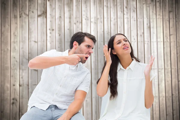 Casal sentado em cadeiras discutindo — Fotografia de Stock