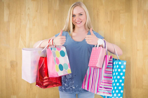 Loira segurando sacos de compras — Fotografia de Stock