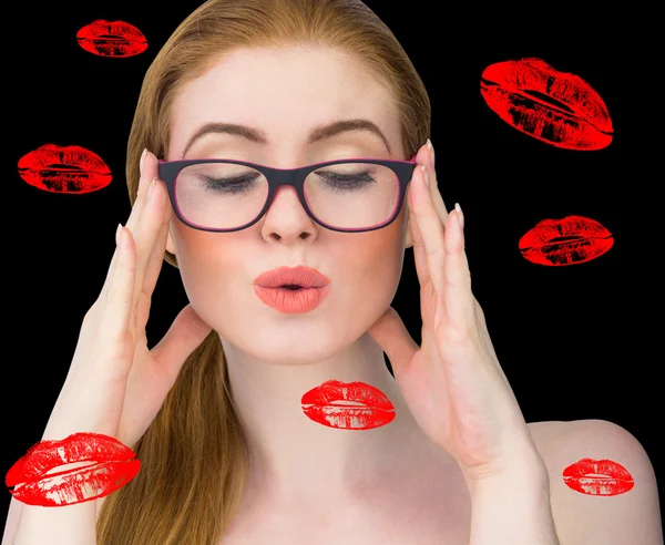 Rotschopf posiert mit Brille — Stockfoto