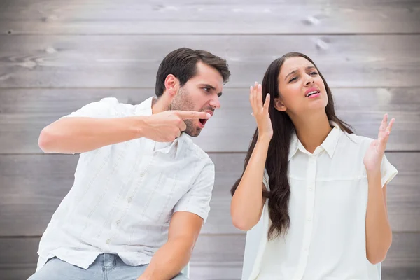 Casal sentado em cadeiras discutindo — Fotografia de Stock