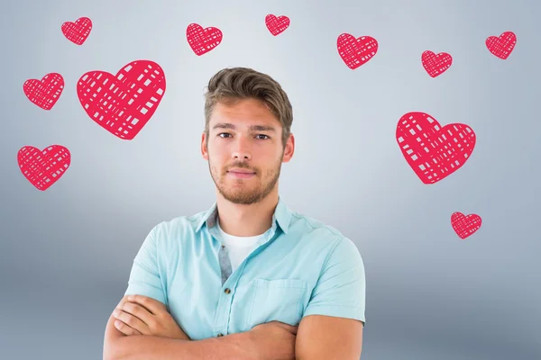 Hombre posando con los brazos cruzados — Foto de Stock