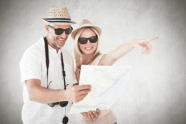 Coppia turistica utilizzando la mappa e puntando — Foto Stock