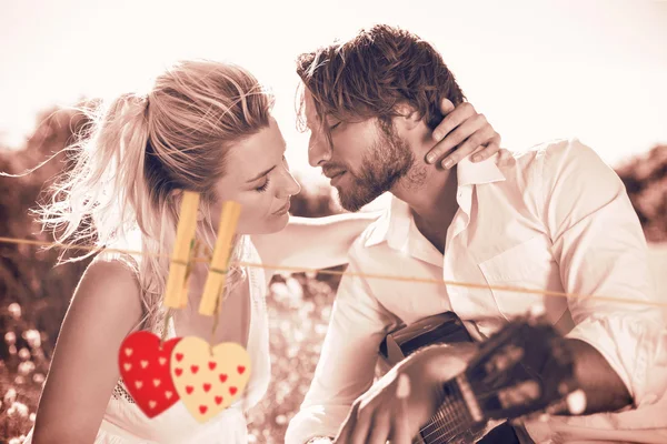 Mężczyzna serenading jego dziewczyna z gitara — Zdjęcie stockowe