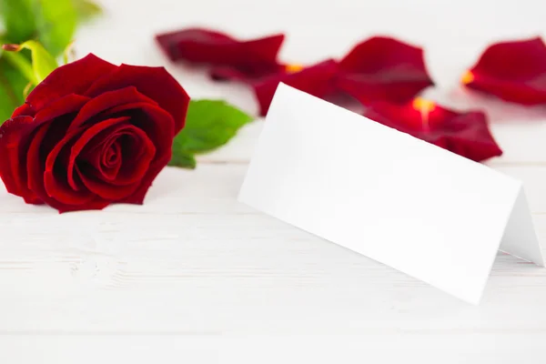 红玫瑰和一张卡片 免版税图库图片