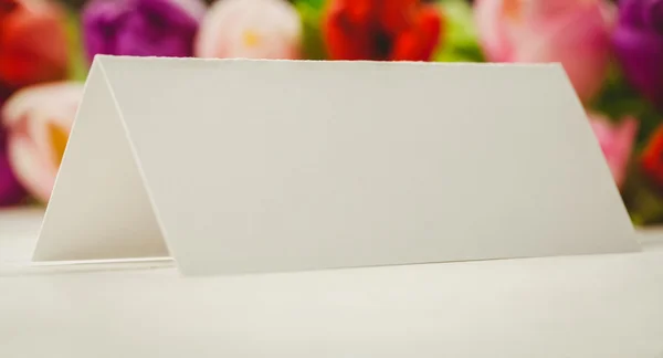 Tulipanes coloridos y tarjeta blanca — Foto de Stock