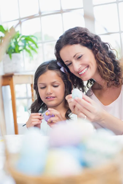 Gelukkig moeder en dochter schilderij paaseieren — Stockfoto