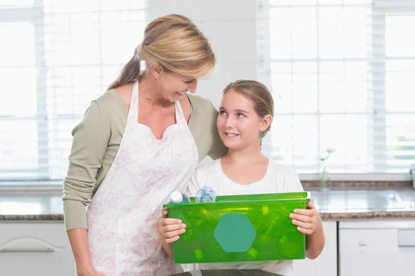 Filha segurando caixa de reciclagem com sua mãe — Fotografia de Stock