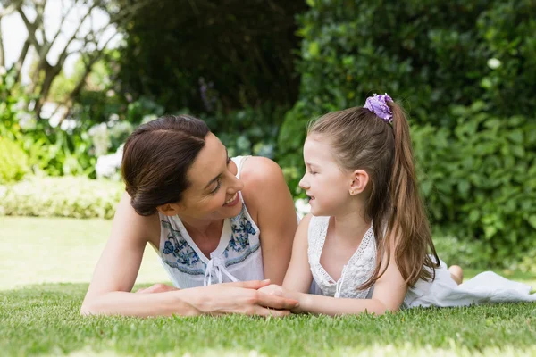 Moeder en dochter glimlachen bij elkaar — Stockfoto