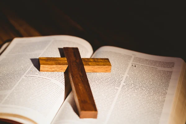 Biblia aberta com ícone crucifixo — Fotografia de Stock