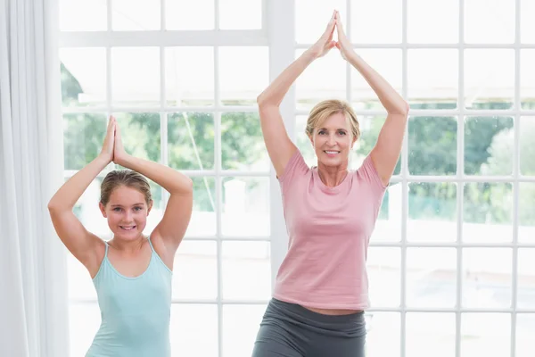 Mother and daughter doing yoga — Stock Photo, Image