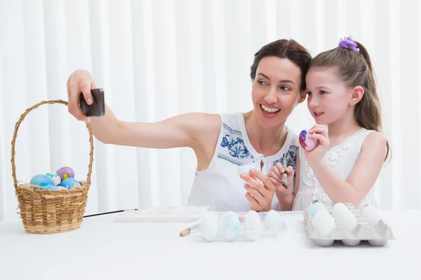 Mãe e filha pintando ovos de Páscoa — Fotografia de Stock