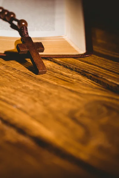 Open bible with rosary beads — Stock Photo, Image