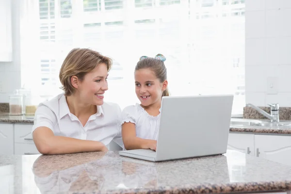 Mère et fille utilisant un ordinateur portable — Photo