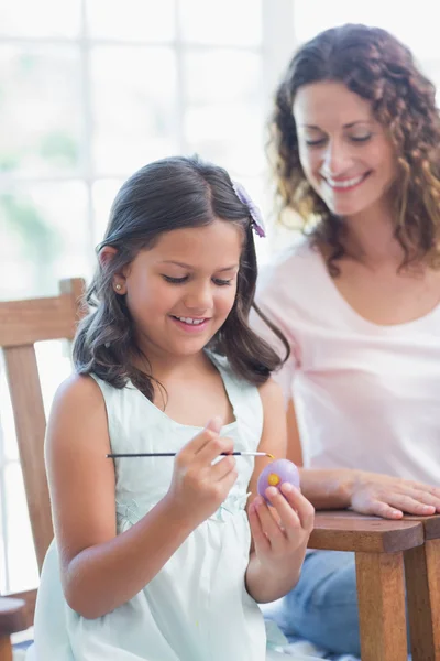 Feliz madre e hija pintando huevos de Pascua — Foto de Stock