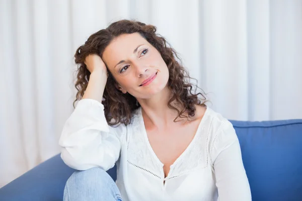 Pretty brunette relaxing on the couch — Stock Photo, Image