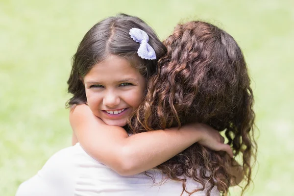 Gelukkig moeder en dochter knuffelen — Stockfoto