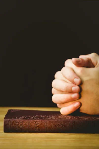 Людина молиться над своєю Біблією — стокове фото