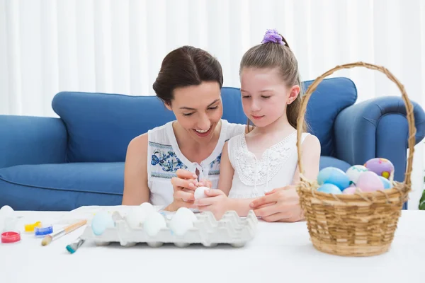 Mãe e filha pintando ovos de Páscoa — Fotografia de Stock