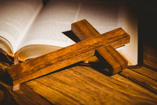 Biblia aberta com ícone crucifixo — Fotografia de Stock