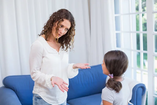 Mãe perturbada olhando para sua filha — Fotografia de Stock