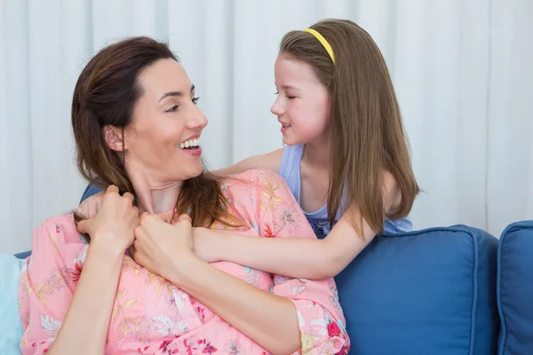 Moeder en dochter glimlachen bij elkaar — Stockfoto