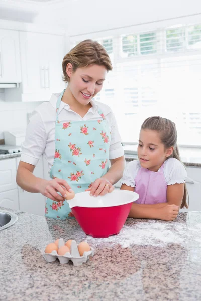 Mother and daughter baking together — Stock Photo, Image