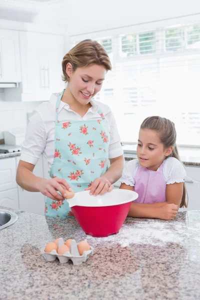 Mor och dotter baka tillsammans — Stockfoto