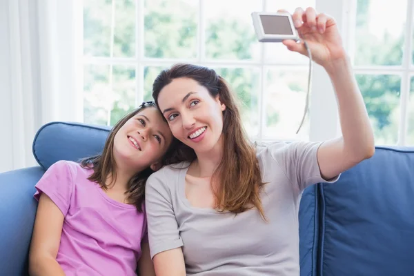 Anne ve kızı selfie çekiyor. — Stok fotoğraf