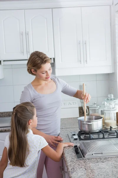어머니와 딸이 함께 요리하는 모습 — 스톡 사진