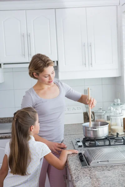 Mãe e filha cozinhar juntos — Fotografia de Stock